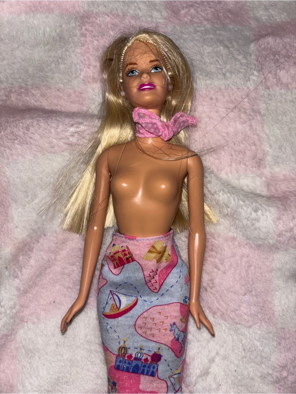 2001 Barbie Grand Hotel Travel in Style Doll Map Skirt Pink Scarf Blonde Mattel